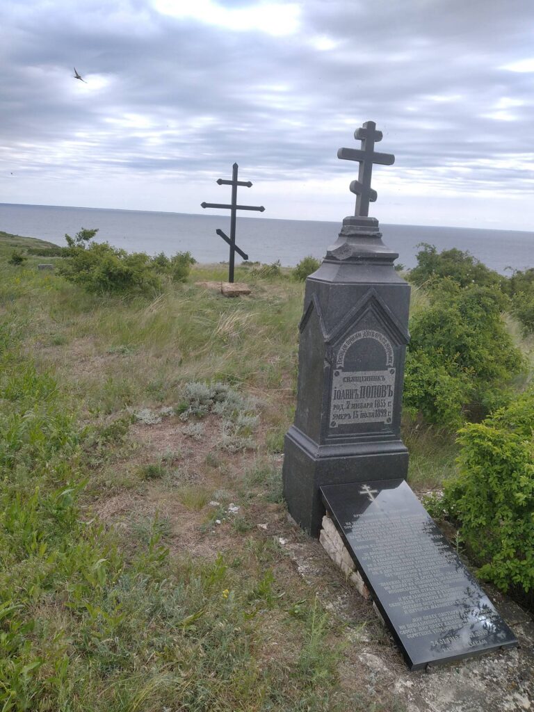 Место разрушенного Покровского храма. Отмечено Памятным Крестом.